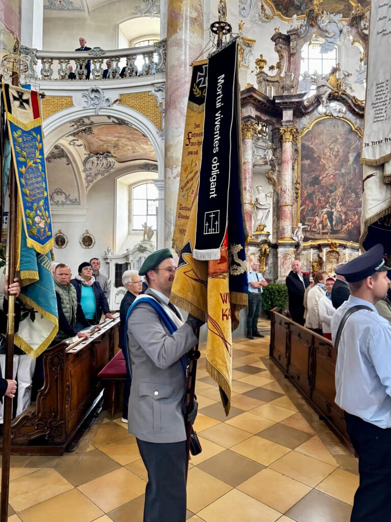Fahnenträger in der Kirche Vierzehnheiligen