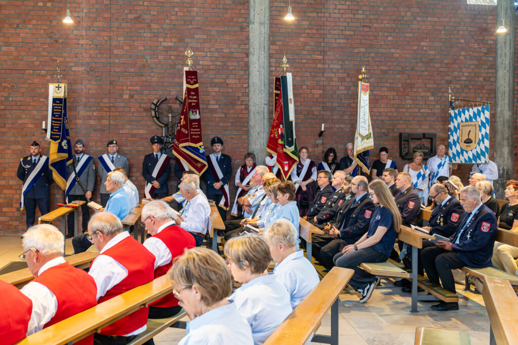 Fahnenabordnungen der Vereine im Gottesdienst
