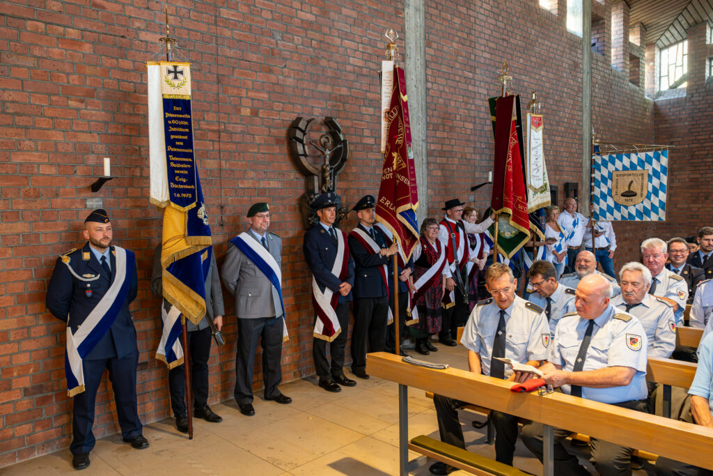 Fahnenabordnungen der Vereine im Gottesdienst
