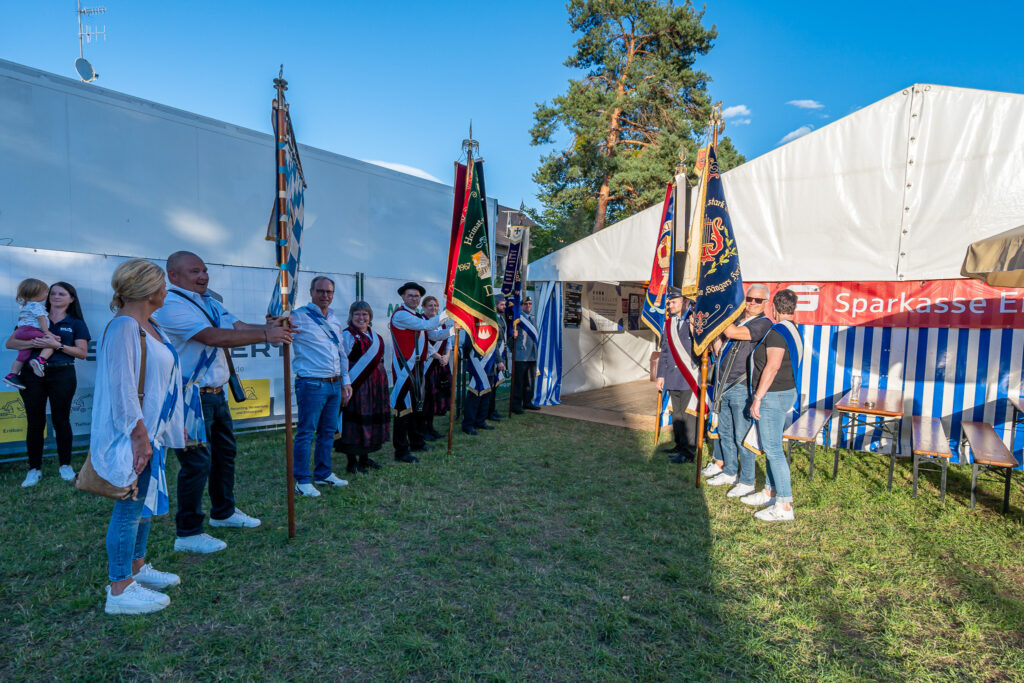 Fahnenabordnungen als Spalier