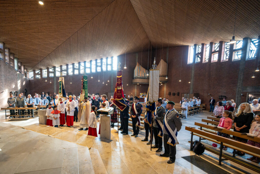 Fahnenabordnungen vor dem Altar